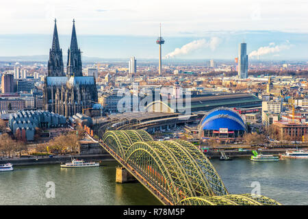 La cattedrale di Colonia e il ponte di Hohenzollern, Colonia, nella Renania settentrionale-Vestfalia, Germania Foto Stock