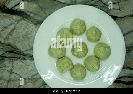 Khinkali un gnocco georgiano su sfondo bianco Foto Stock