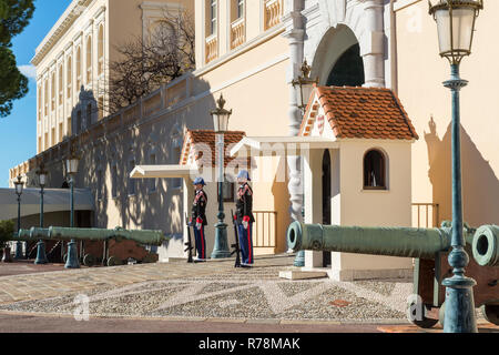 Cambio della guardia di fronte al Palazzo del Principe di Monaco, Monaco Foto Stock