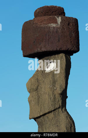 Moai con un Pukao o topknot, Tahai complesso cerimoniale, Patrimonio Mondiale dell Unesco, Hanga Roa, Parco Nazionale di Rapa Nui, Isola di Pasqua Foto Stock