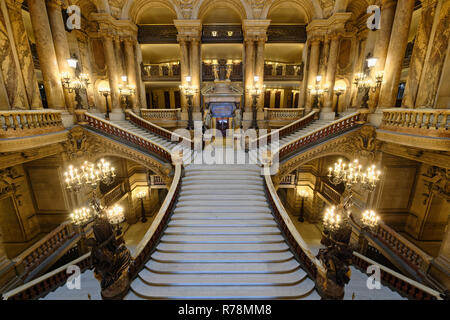 La grande scala, Opera Garnier, Parigi, Francia Foto Stock