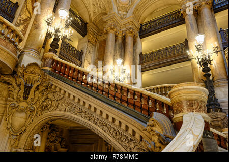 La grande scala, Opera Garnier, Parigi, Francia Foto Stock