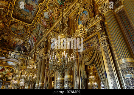 Le Grand Hall con soffitto ornato da Paul Baudry, Opera Garnier, Parigi, Francia Foto Stock