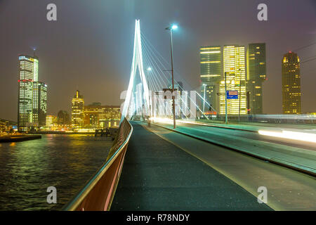 Skyline sul Nieuwe Maas river, Ponte Erasmus e grattacieli di Kop van Zuid trimestre, Rotterdam, Olanda Foto Stock