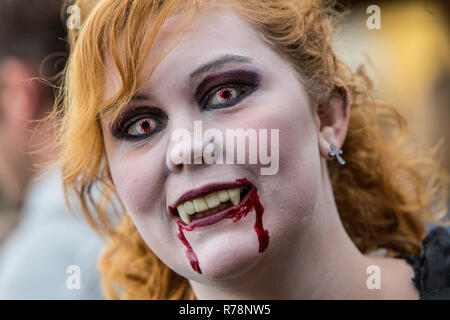 Zombie donna vampiro, spazio evento Knight, Fantasy Festival, Oberhausen, Nord Reno-Westfalia, Germania Foto Stock