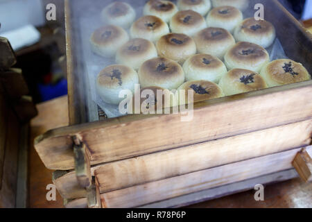 Fresche gnocchi di patate al vapore, carne panini, Tsumago Juku, Honshu, Giappone Foto Stock