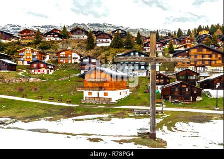 Case tradizionali nel villaggio di Bettmeralp nelle Alpi Svizzere Foto Stock