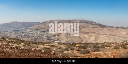 Panorama di Nablus (Shomron o Sichem), monte Ebal e Monte Gherizim Foto Stock