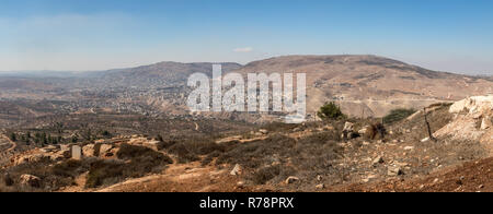 Panorama di Nablus (Shomron o Sichem), monte Ebal e Monte Gherizim Foto Stock