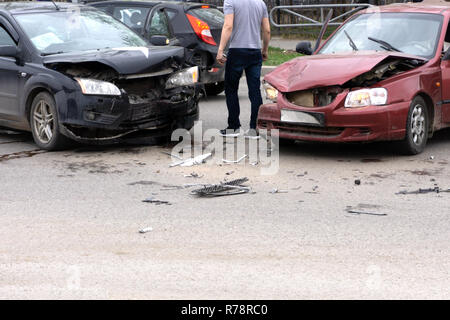 Due driver sostenendo dopo il traffico di trasmissione di collisione Foto Stock