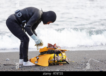 Ama sub in piedi su una spiaggia di ciottoli, la preparazione per le immersioni, Mie, Giappone Foto Stock