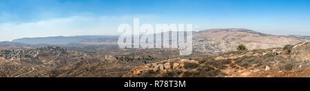 Panorama di Nablus (Shomron o Sichem), monte Ebal e Monte Gherizim Foto Stock