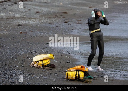 Ama sub in piedi su una spiaggia di ciottoli, la preparazione per le immersioni, Mie, Giappone Foto Stock