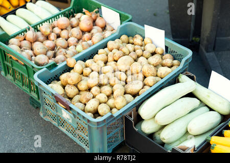 Prodotti freschi in vendita presso il locale mercato degli agricoltori. Verdure a un mercato degli agricoltori Foto Stock