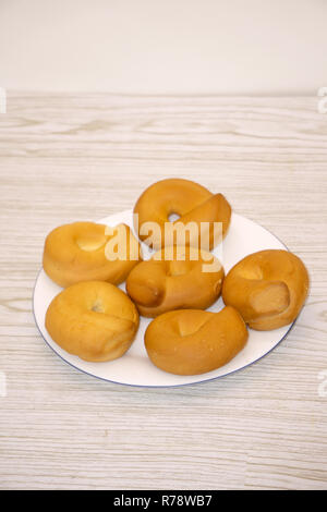Impilati pane appena sfornato bagel oggetto cerchio Foto Stock