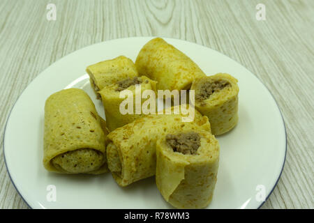 Spring Roll noto anche come rullo di uovo isolato su bianco Foto Stock