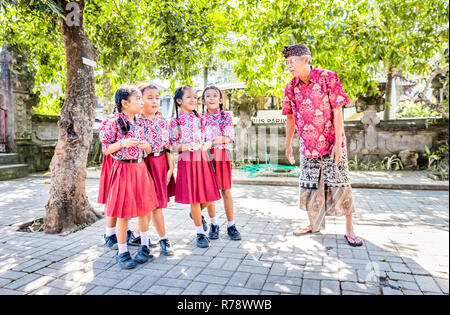 BALI, Indonesia - 25 Aprile 2018: giovani allievi felici balinese indossa abiti di scuola presso la scuola primaria sull isola di Bali, Indonesia Foto Stock