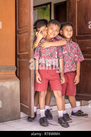 BALI, Indonesia - 25 Aprile 2018: giovani allievi felici balinese indossa abiti di scuola a studiare presso la scuola primaria sull isola di Bali, Indonesia Foto Stock