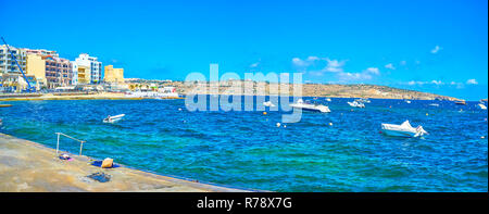 La vista panoramica su San Paul Bay con la moderna sede di Bugibba e la medievale Torre di Wignacourt sullo sfondo, Malta Foto Stock