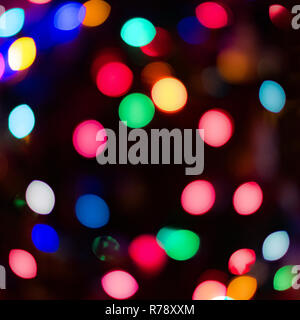 Bokeh di fondo in corrispondenza delle luci di Natale Foto Stock