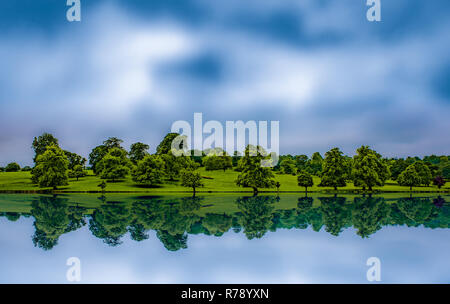 Alberi riflessa nel lago di Ripley, North Yorkshire Foto Stock