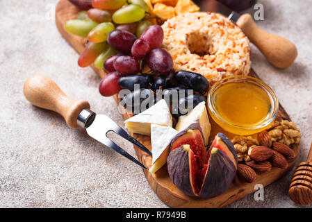 Antipasto per il vino, formaggio piastra con uva e fichi Foto Stock