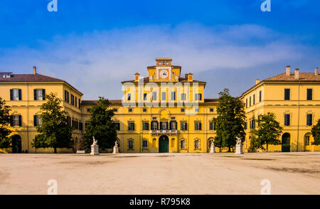 Splendida vista del giardino Ducale's Palace, facciata e delle ali laterali, Parma, Italia Foto Stock