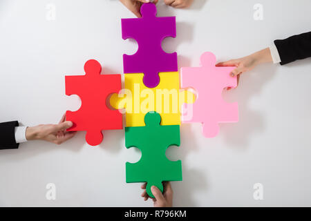 Gruppo di imprenditori risolvendo puzzle Foto Stock