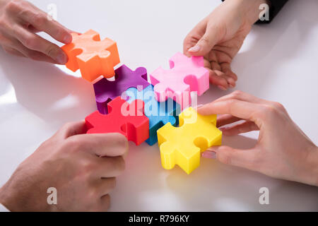 Gruppo di imprenditori risolvendo puzzle Foto Stock