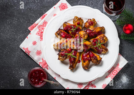 Cotto al forno ali di pollo in salsa di mirtilli. Foto Stock