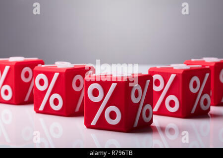 Close-up di rosso di blocchi di legno con il simbolo di percentuale Foto Stock