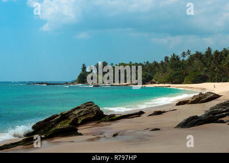 Sri Lanka, Tangalle, 02/08/2014: il paradiso deserto beach con il Palm grove in background Foto Stock