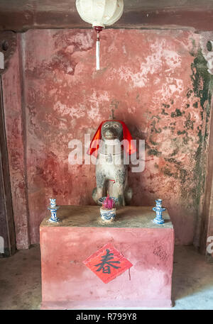 Santuario con la statua di un cane all'interno di Hoi An del xviii secolo giapponese in legno ponte coperto, Hoi An, Vietnam, Quang Nam Provincia, Sud Est asiatico Foto Stock