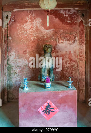 Santuario con la statua di un cane all'interno di Hoi An del xviii secolo giapponese in legno ponte coperto, Hoi An, Vietnam, Quang Nam Provincia, Sud Est asiatico Foto Stock