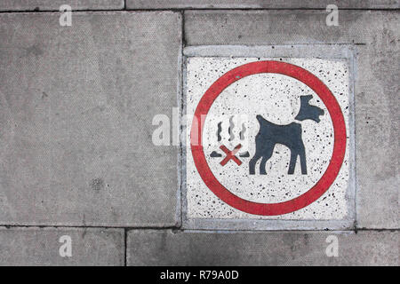 Guardando verso il basso a partire da sopra su una pavimentazione di Londra con un cartello di avvertimento per i proprietari di animali da compagnia per chiarire dopo che il loro cane non un poo sulla strada. Foto Stock