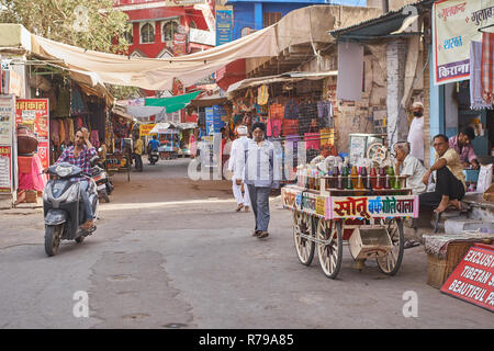 Una piccola strada di Pushkar, India Foto Stock