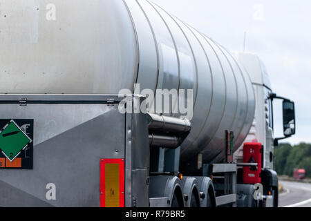 Bianco autocarro cisterna sulla autostrada M1 UK, camion grande retata, consegna, carburante, asfalto, Foto Stock