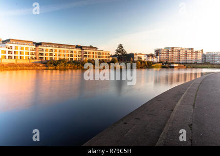 Una lunga esposizione immagine di Victoria Embankment in Nottingham, UK durante il tramonto in autunno Foto Stock