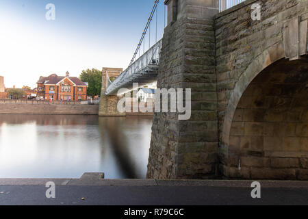 Una lunga esposizione di Ponte a Nottingham, UK, con luci riflettenti e embankment Foto Stock