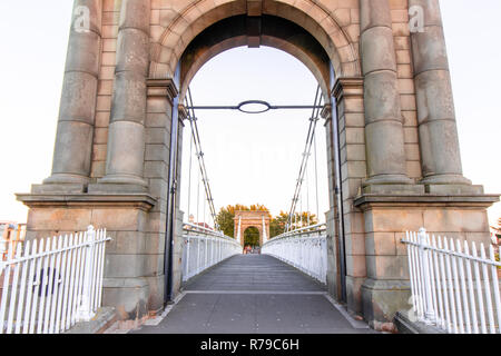 Lucchetti simboleggia amore inscindibile bloccato sul ponte senza chiavi in Nottingham Foto Stock