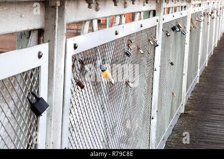 Lucchetti simboleggia amore inscindibile bloccato sul ponte senza chiavi in Nottingham Foto Stock