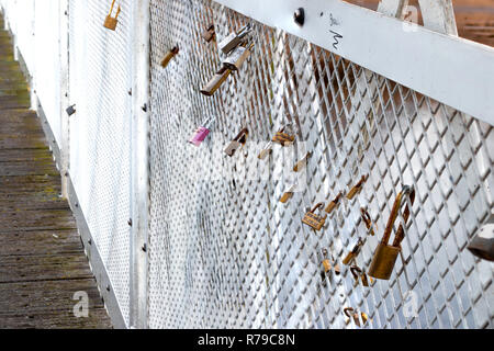 Lucchetti simboleggia amore inscindibile bloccato sul ponte senza chiavi in Nottingham Foto Stock