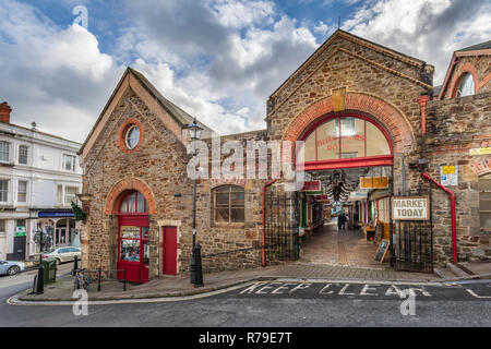 Lo storico mercato di un bauletto portaoggetti a Bideford fu costruito nel 1884 per ospitare il mercato del pesce, la macelleria si spegne e Corn Exchange. Gli agricoltori mogli portato produ Foto Stock