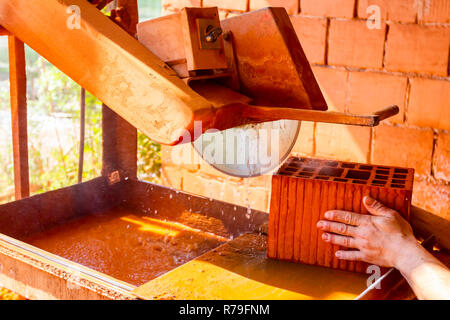 Lavoratore è l'utilizzo di power tool per pulire rende preciso taglio in rosso mattone, blocco. Esso utilizza azione abrasiva per slice attraverso il materiale come la lama ruota a hig Foto Stock