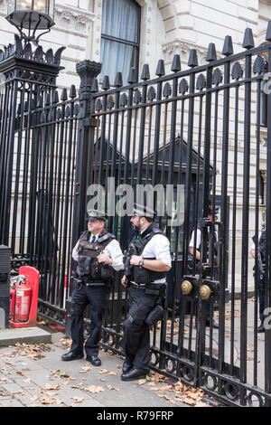 Londra - 10 ottobre 2014: guardie di polizia in piedi nella parte anteriore della porta di Downing Street a Londra, Regno Unito Foto Stock
