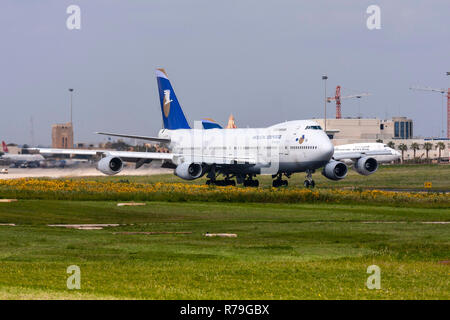 Hellenic Imperial Airways Boeing 747-230B allineando la pista 31 per decollare. Foto Stock