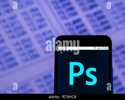 Adobe Photoshop software scaricabili visto il logo visualizzato sul telefono intelligente. Foto Stock