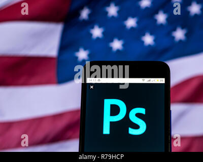 Adobe Photoshop software scaricabili visto il logo visualizzato sul telefono intelligente. Foto Stock