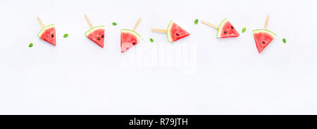 Fetta di anguria popsicles su sfondo bianco Foto Stock