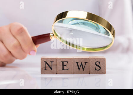 Imprenditrice esaminando News i blocchi cubici Foto Stock